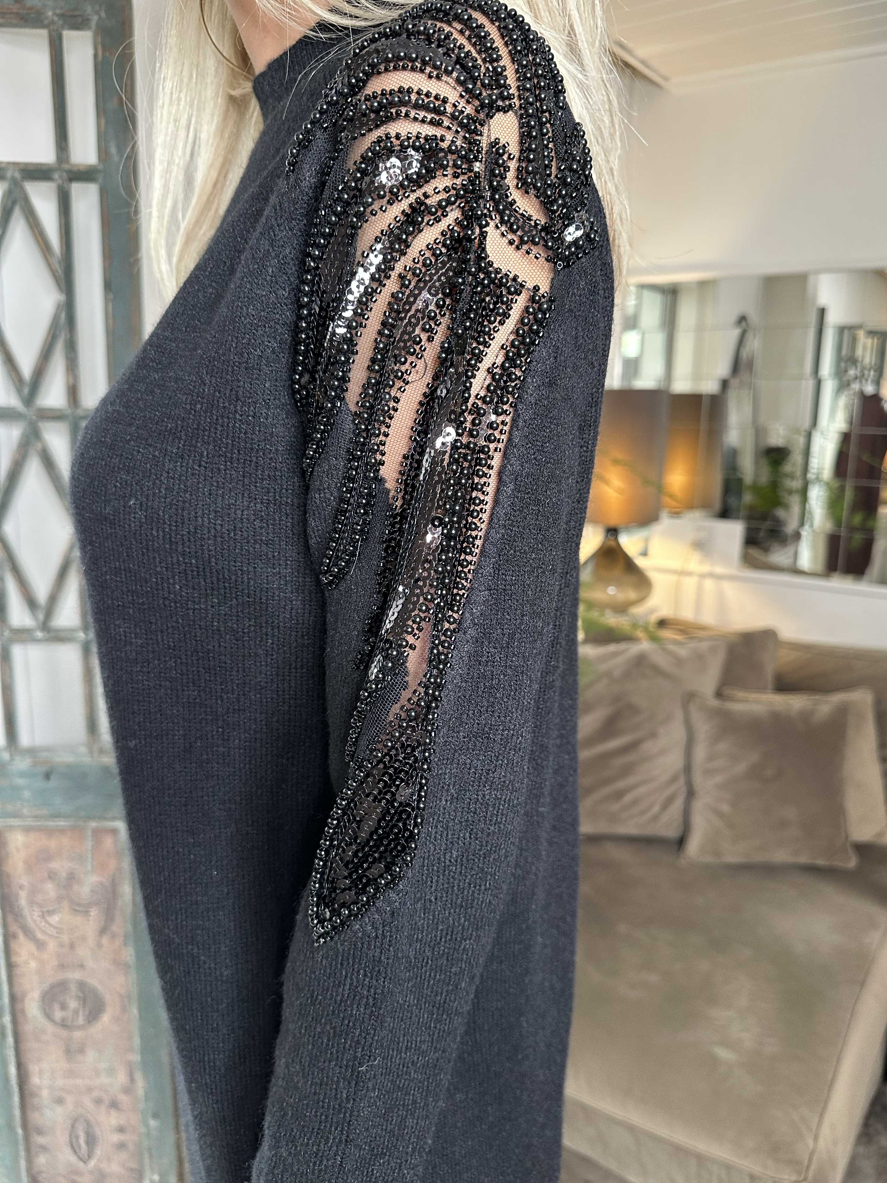 Laila - Stickad klänning med paljetter och pärlor på axlarna